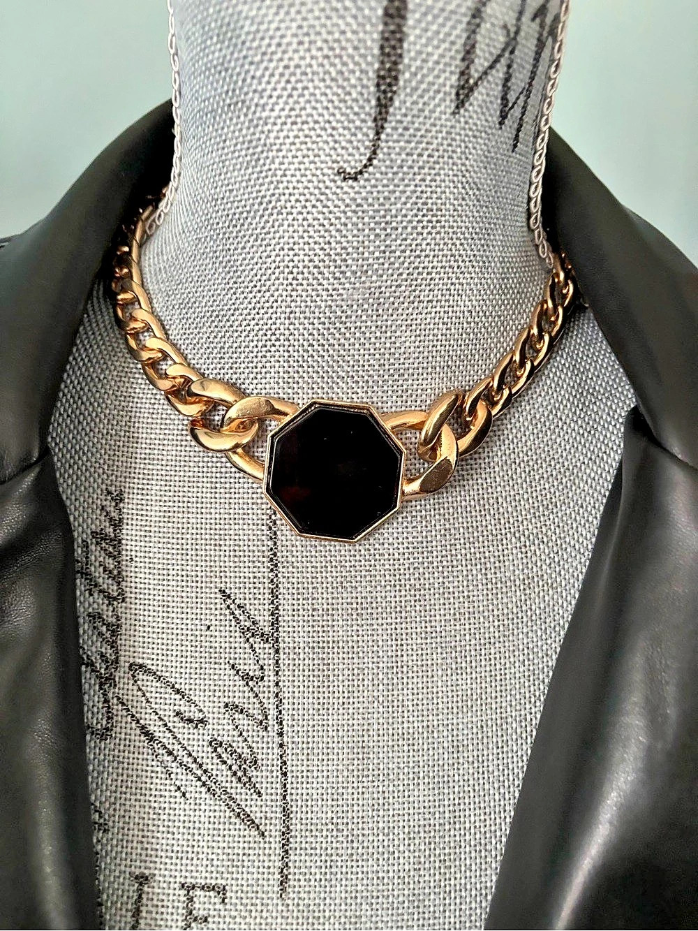 Black Pendant Chain Necklace Like New
